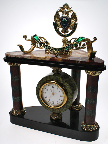 Часы настольные из натурального камня с пограничной символикой (яшма) 7.20.66 Часы настольные из натурального камня с пограничной символикой (яшма) 7.20.66