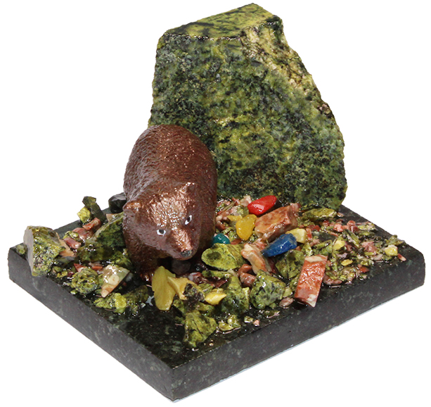 Статуэтка Мишка идет (змеевик,самоцветы) 7.1.300